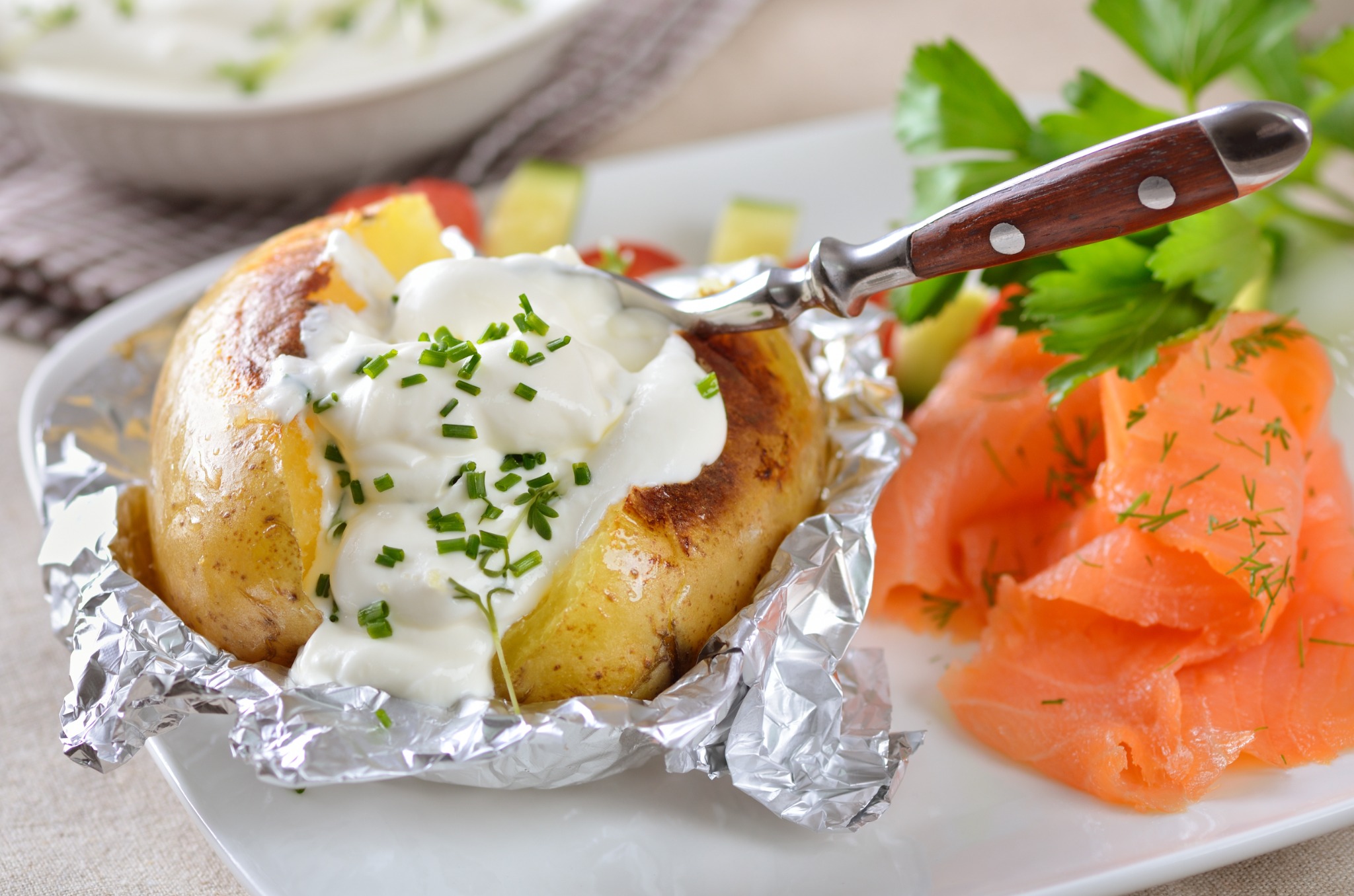 Räucherlachs mit Ofenkartoffel und Sour Cream